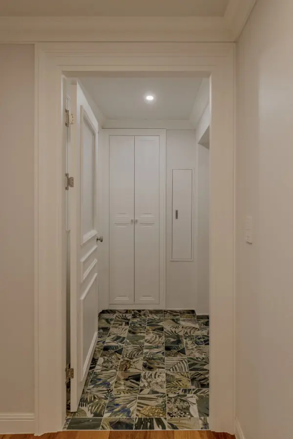 보타니컬 패턴 타일이 돋보이는 드레스룸